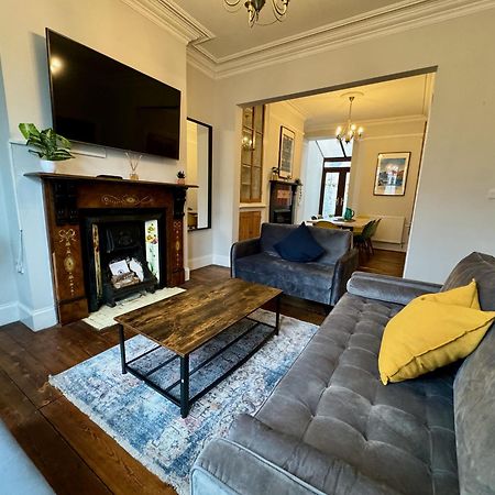 Large Citycentre Townhouse & Hot Tub, Pool Table And Offroad Parking Кардифф Экстерьер фото