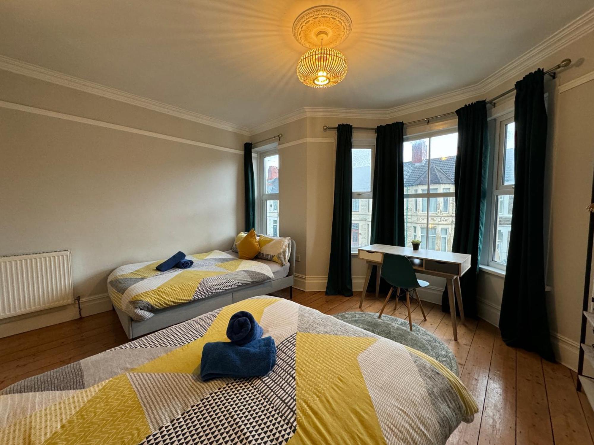 Large Citycentre Townhouse & Hot Tub, Pool Table And Offroad Parking Кардифф Экстерьер фото
