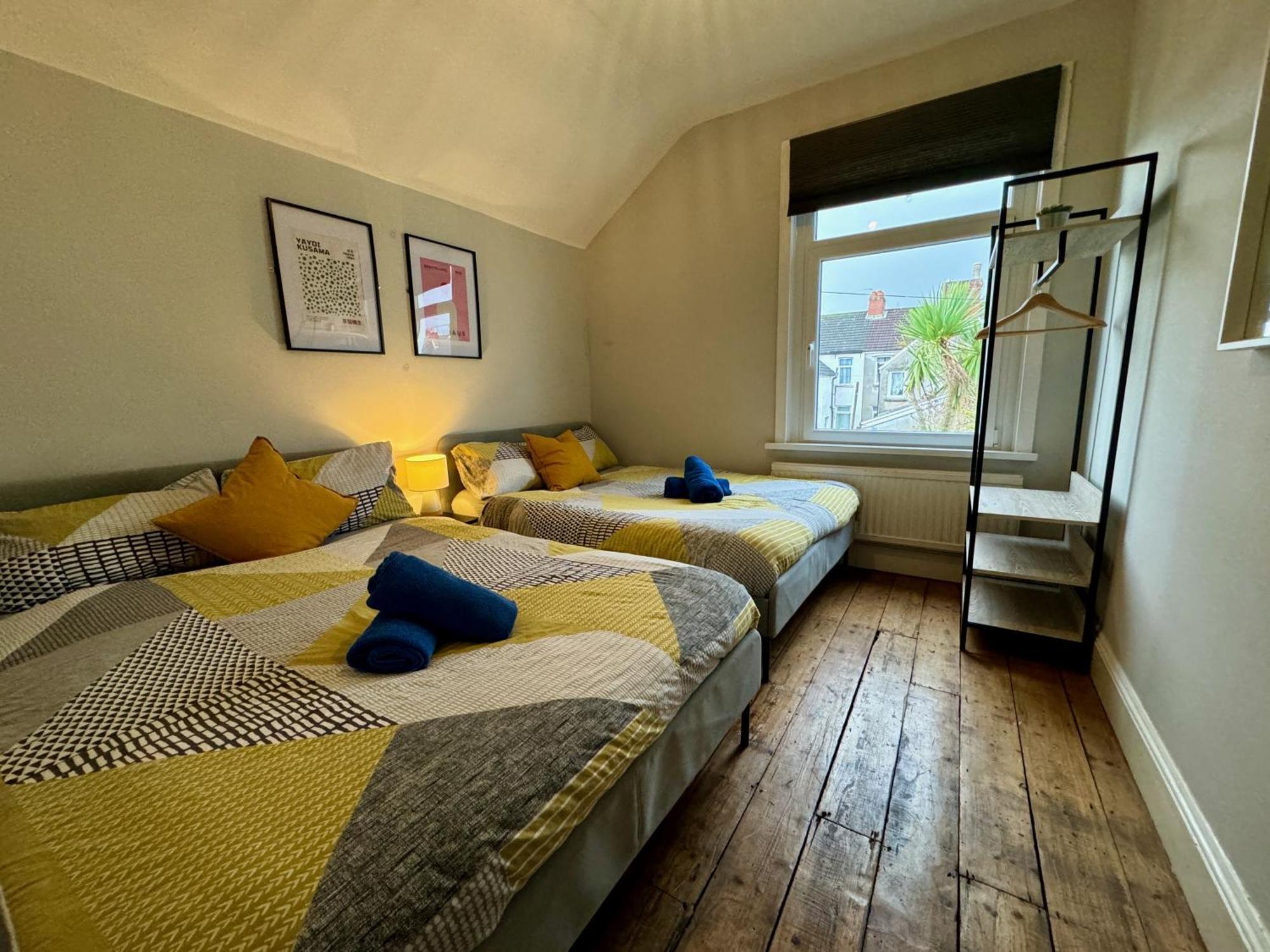 Large Citycentre Townhouse & Hot Tub, Pool Table And Offroad Parking Кардифф Экстерьер фото