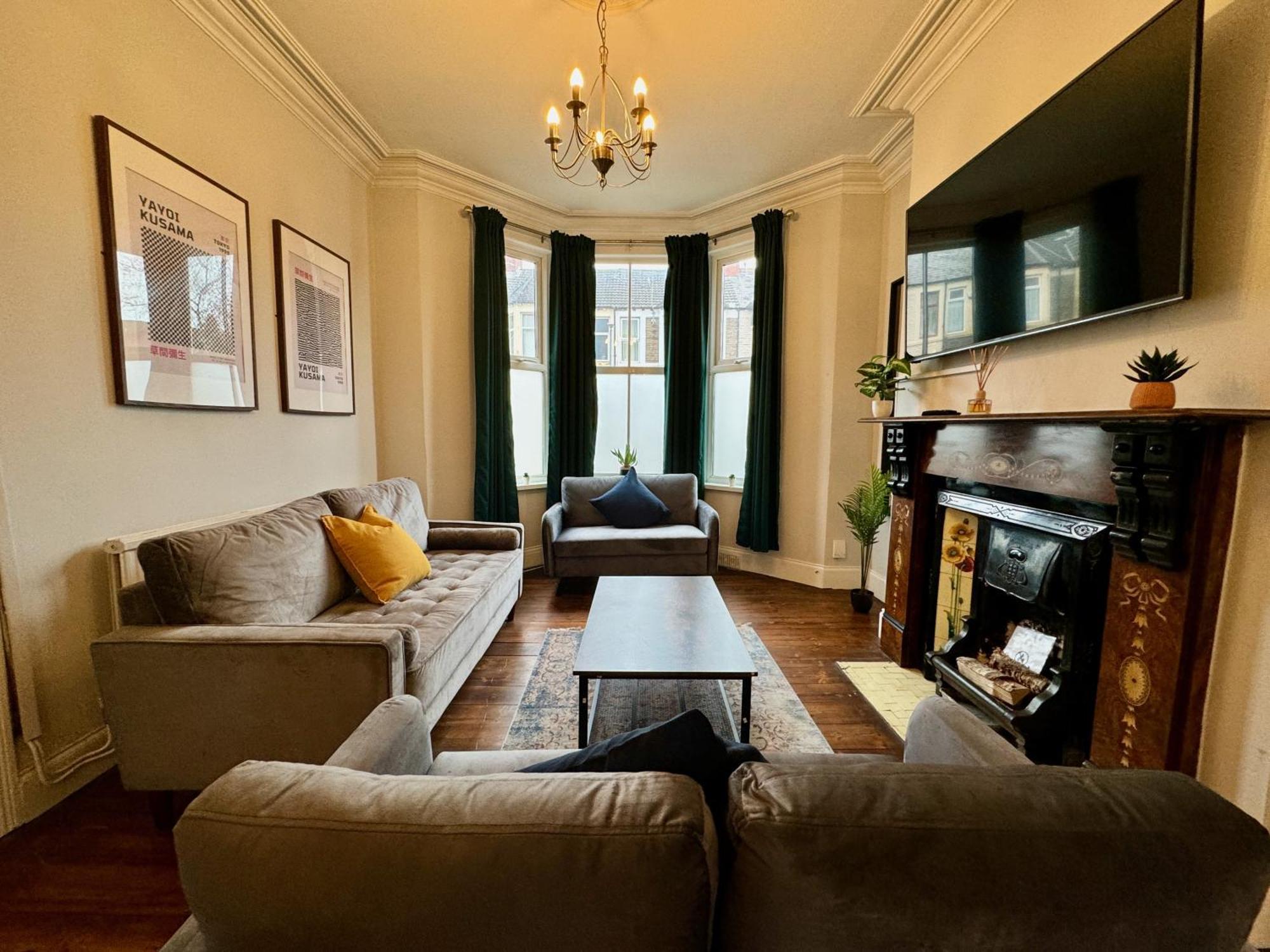 Large Citycentre Townhouse & Hot Tub, Pool Table And Offroad Parking Кардифф Экстерьер фото