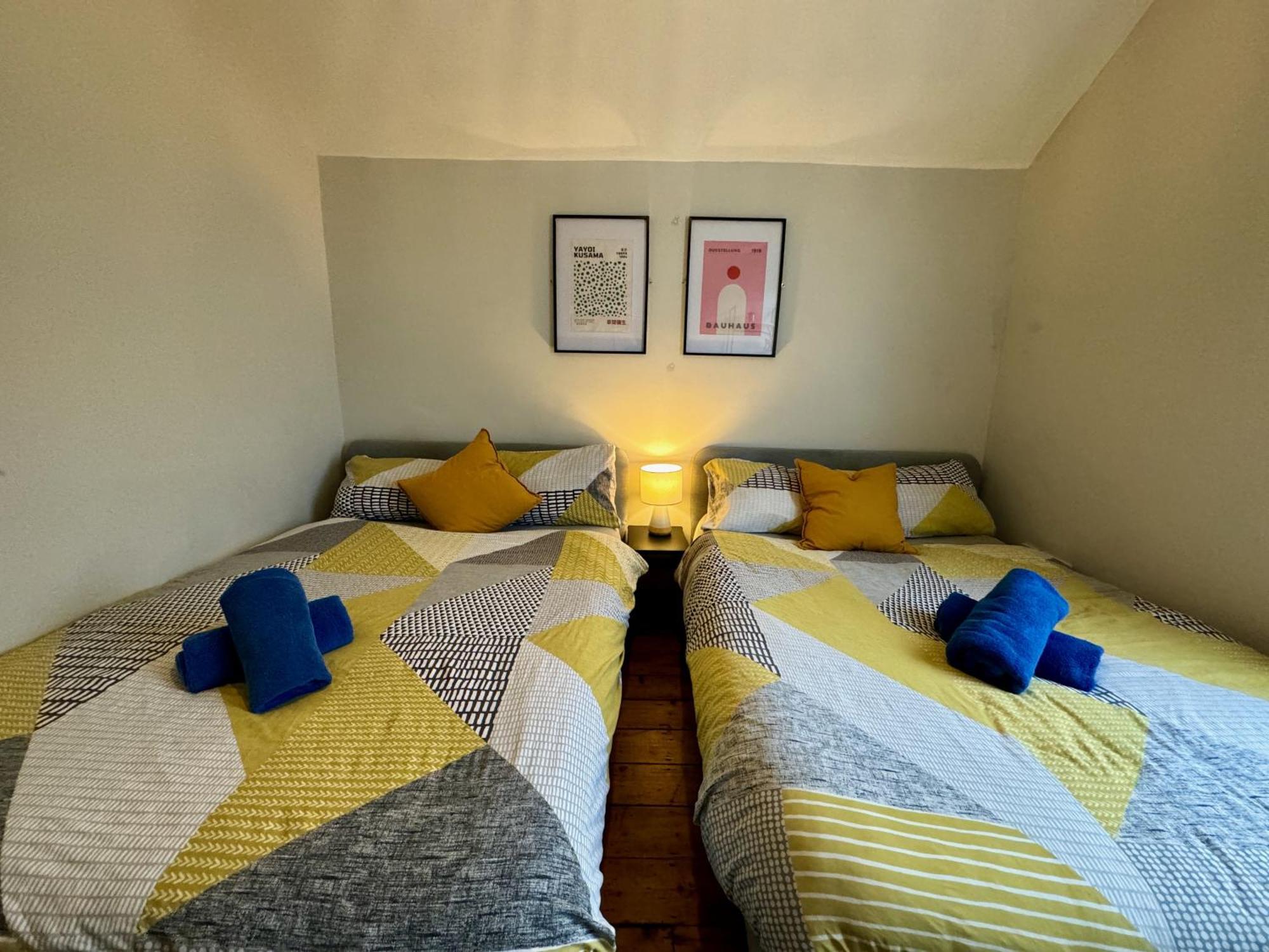 Large Citycentre Townhouse & Hot Tub, Pool Table And Offroad Parking Кардифф Экстерьер фото