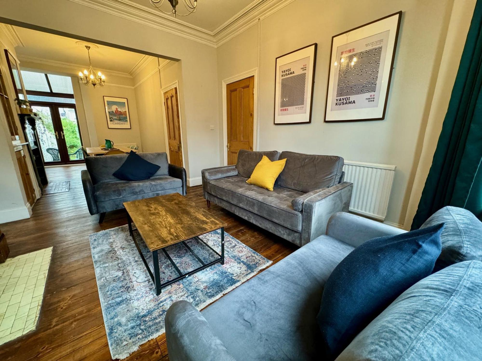 Large Citycentre Townhouse & Hot Tub, Pool Table And Offroad Parking Кардифф Экстерьер фото