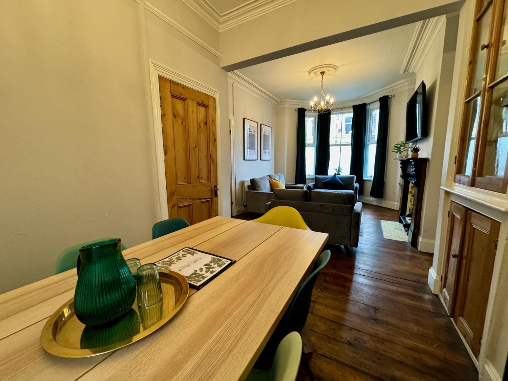 Large Citycentre Townhouse & Hot Tub, Pool Table And Offroad Parking Кардифф Экстерьер фото
