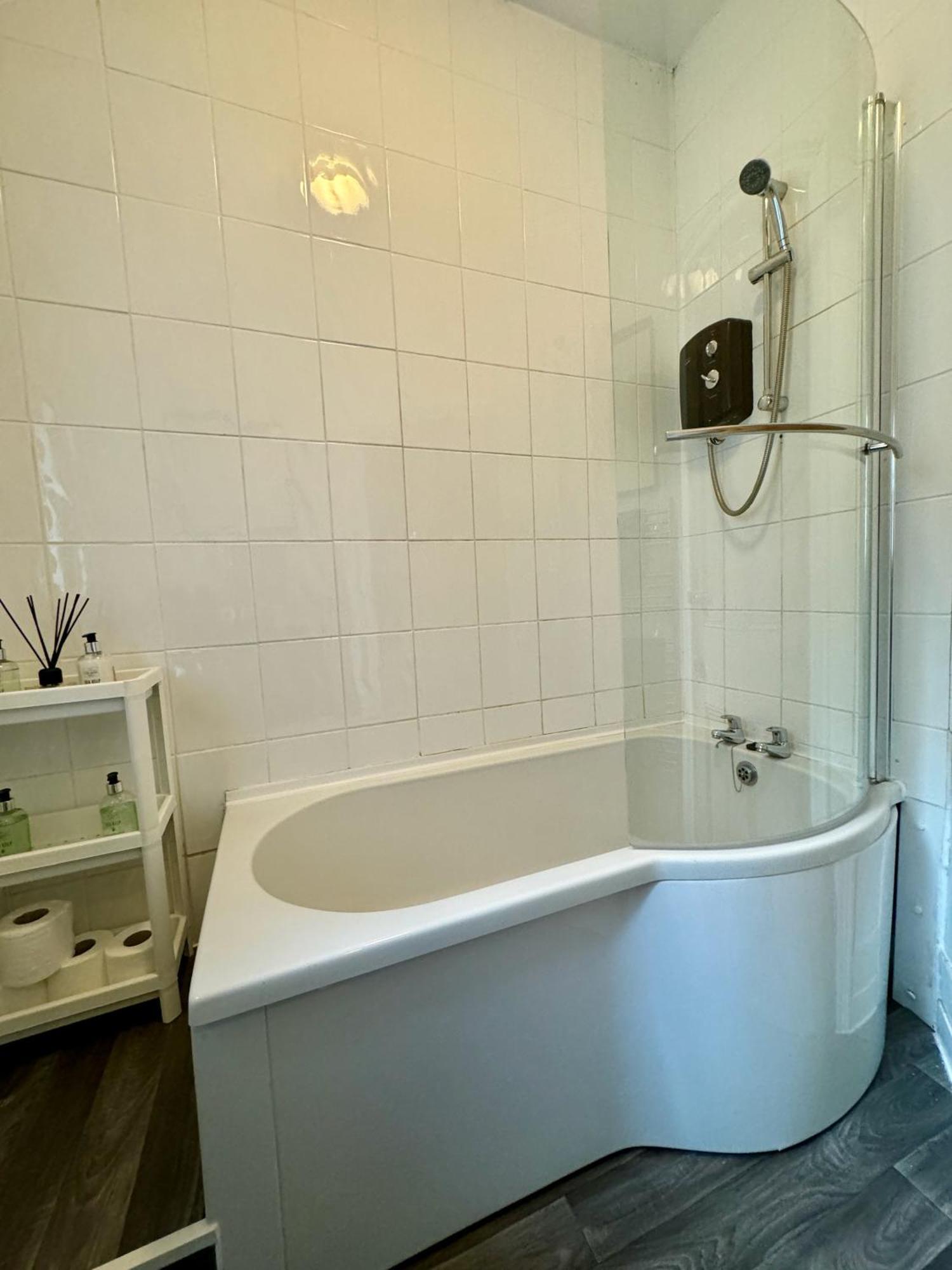 Large Citycentre Townhouse & Hot Tub, Pool Table And Offroad Parking Кардифф Экстерьер фото