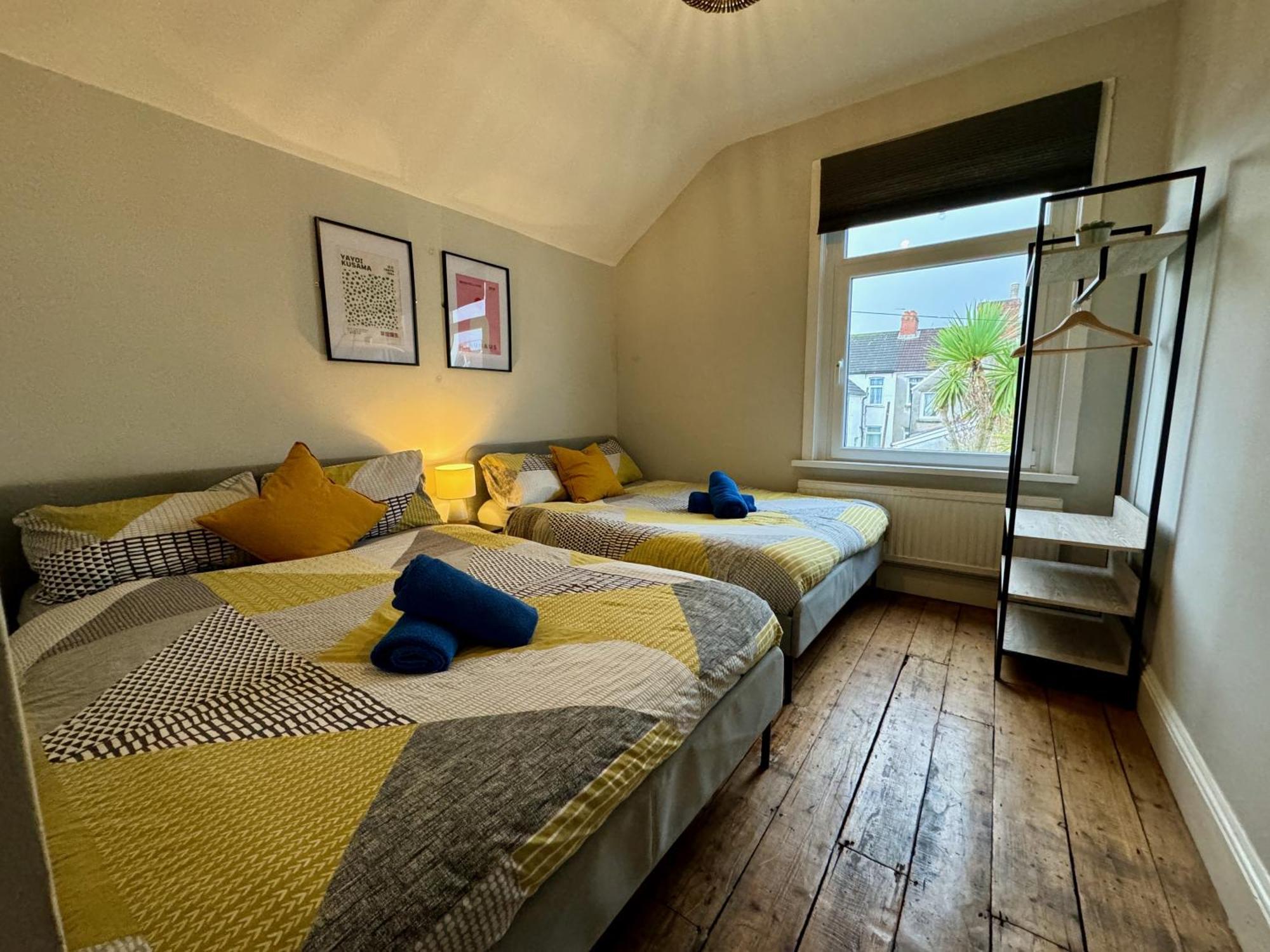 Large Citycentre Townhouse & Hot Tub, Pool Table And Offroad Parking Кардифф Экстерьер фото