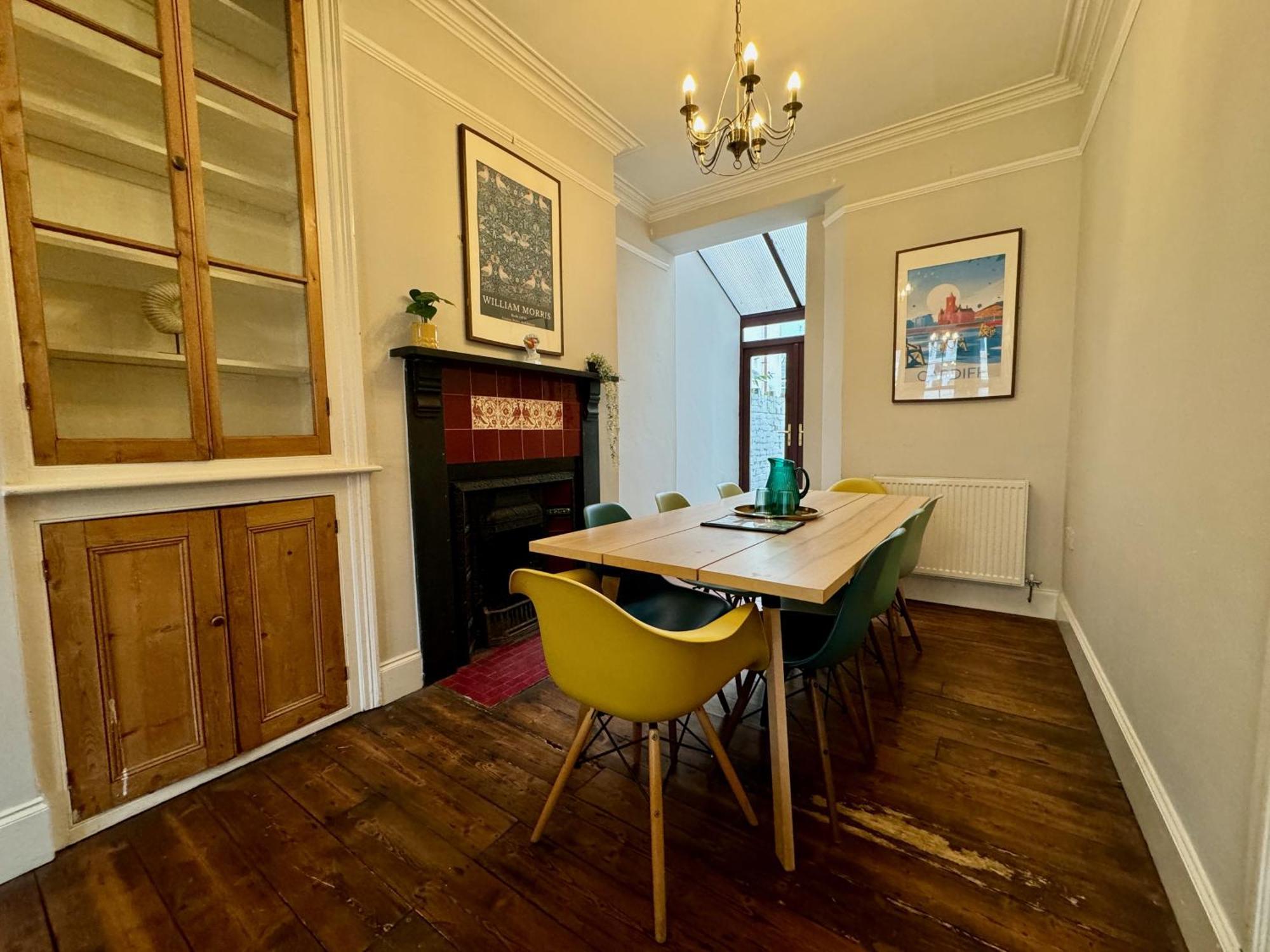 Large Citycentre Townhouse & Hot Tub, Pool Table And Offroad Parking Кардифф Экстерьер фото