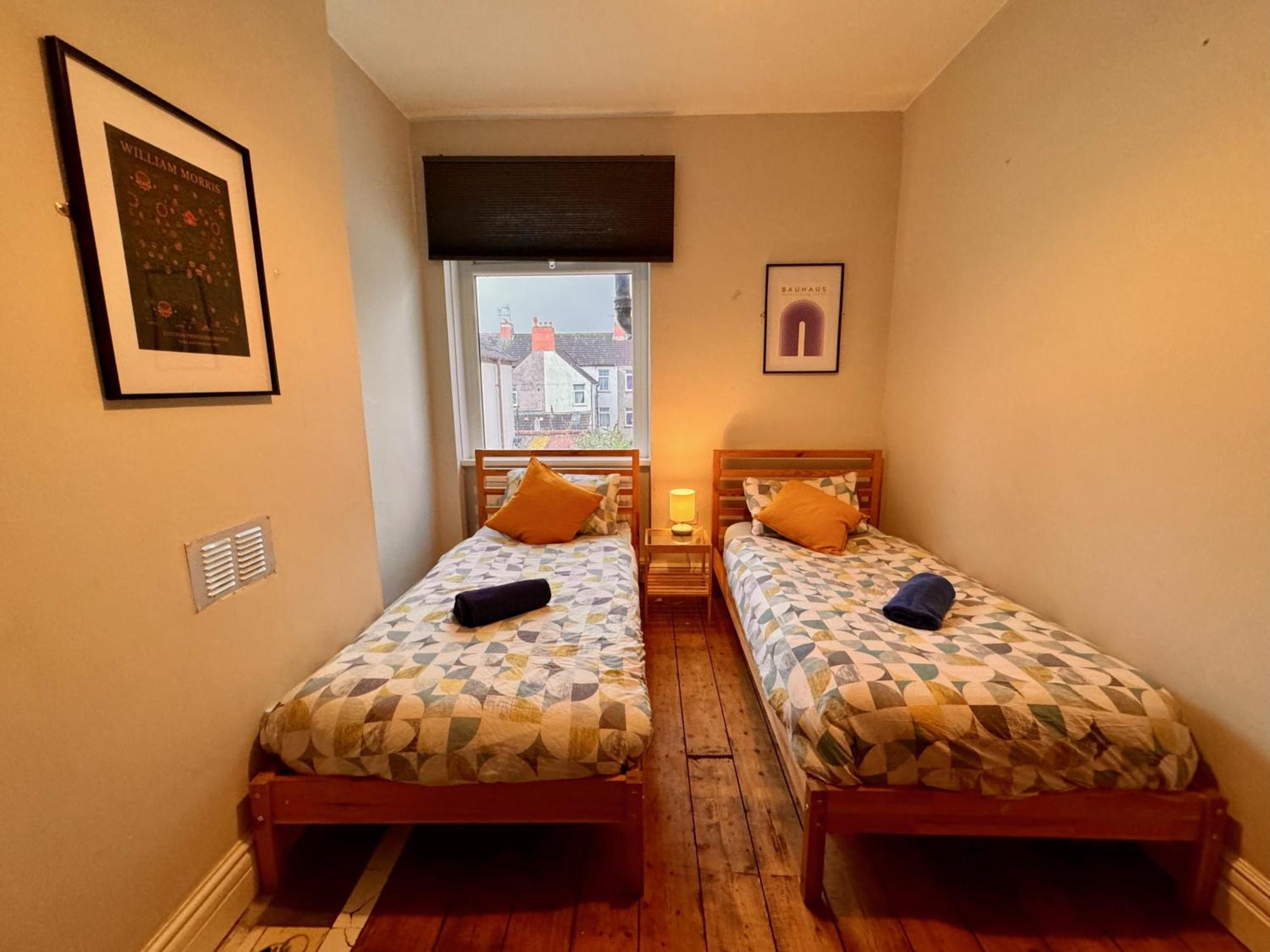 Large Citycentre Townhouse & Hot Tub, Pool Table And Offroad Parking Кардифф Экстерьер фото