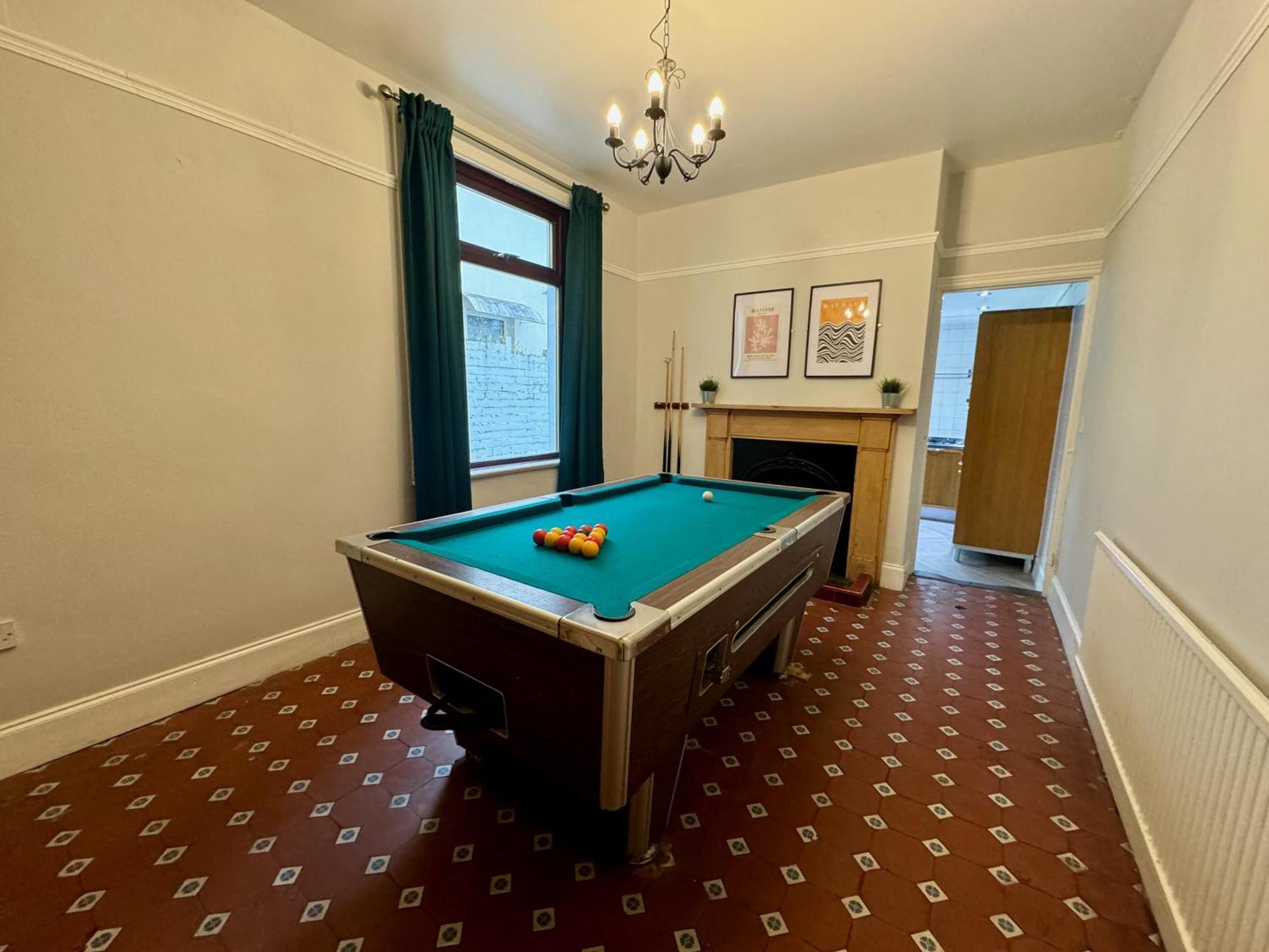 Large Citycentre Townhouse & Hot Tub, Pool Table And Offroad Parking Кардифф Экстерьер фото