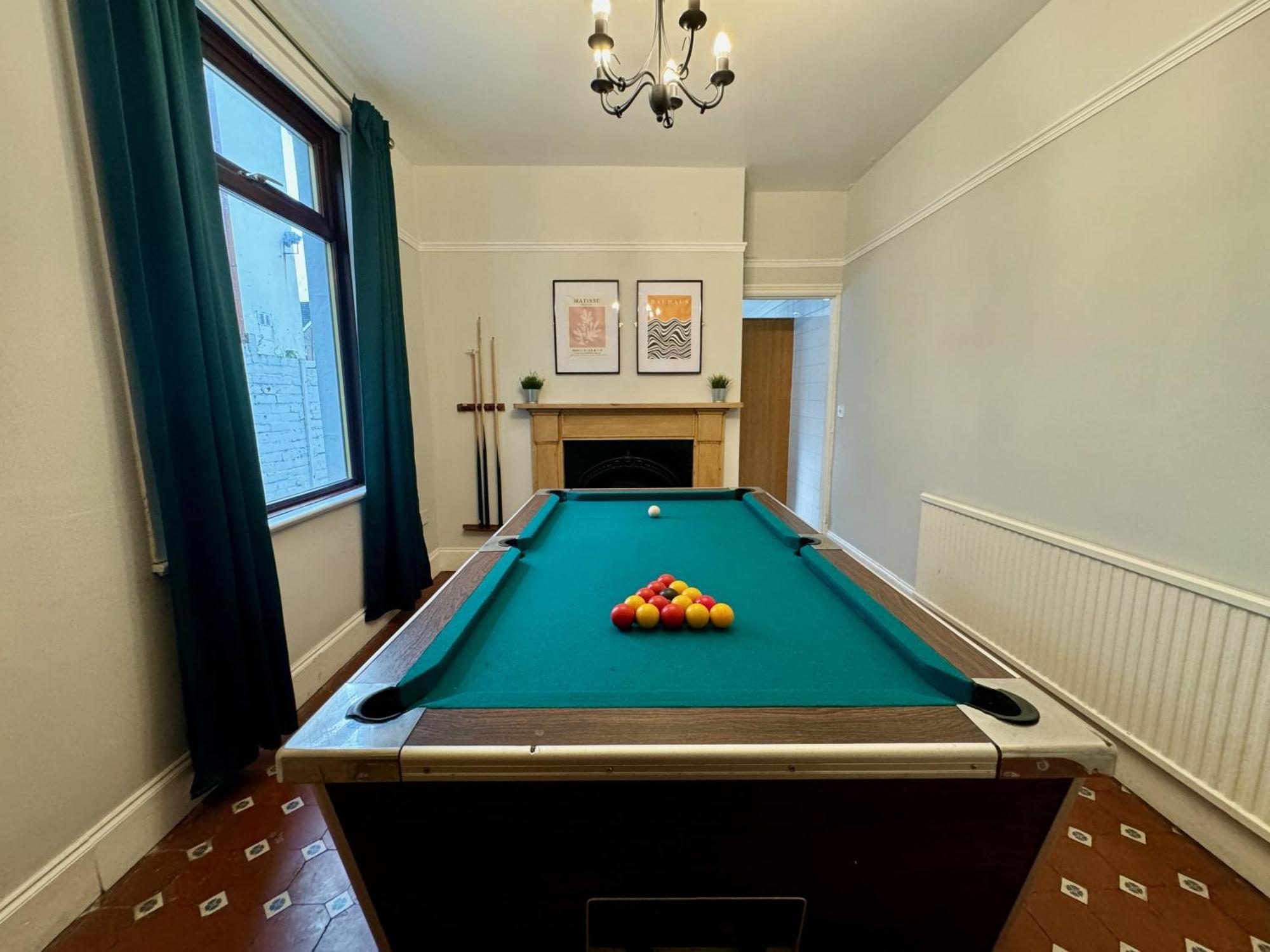 Large Citycentre Townhouse & Hot Tub, Pool Table And Offroad Parking Кардифф Экстерьер фото