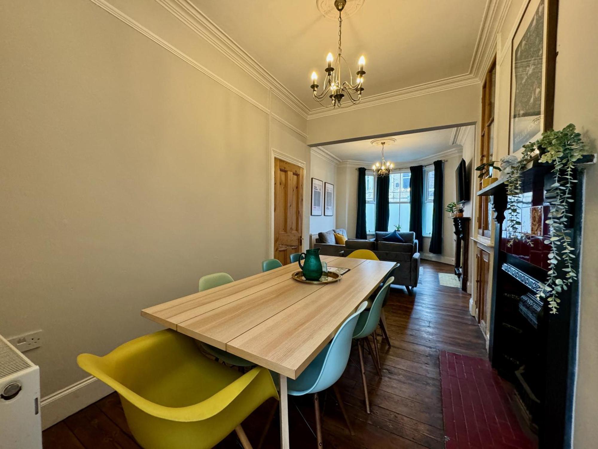 Large Citycentre Townhouse & Hot Tub, Pool Table And Offroad Parking Кардифф Экстерьер фото
