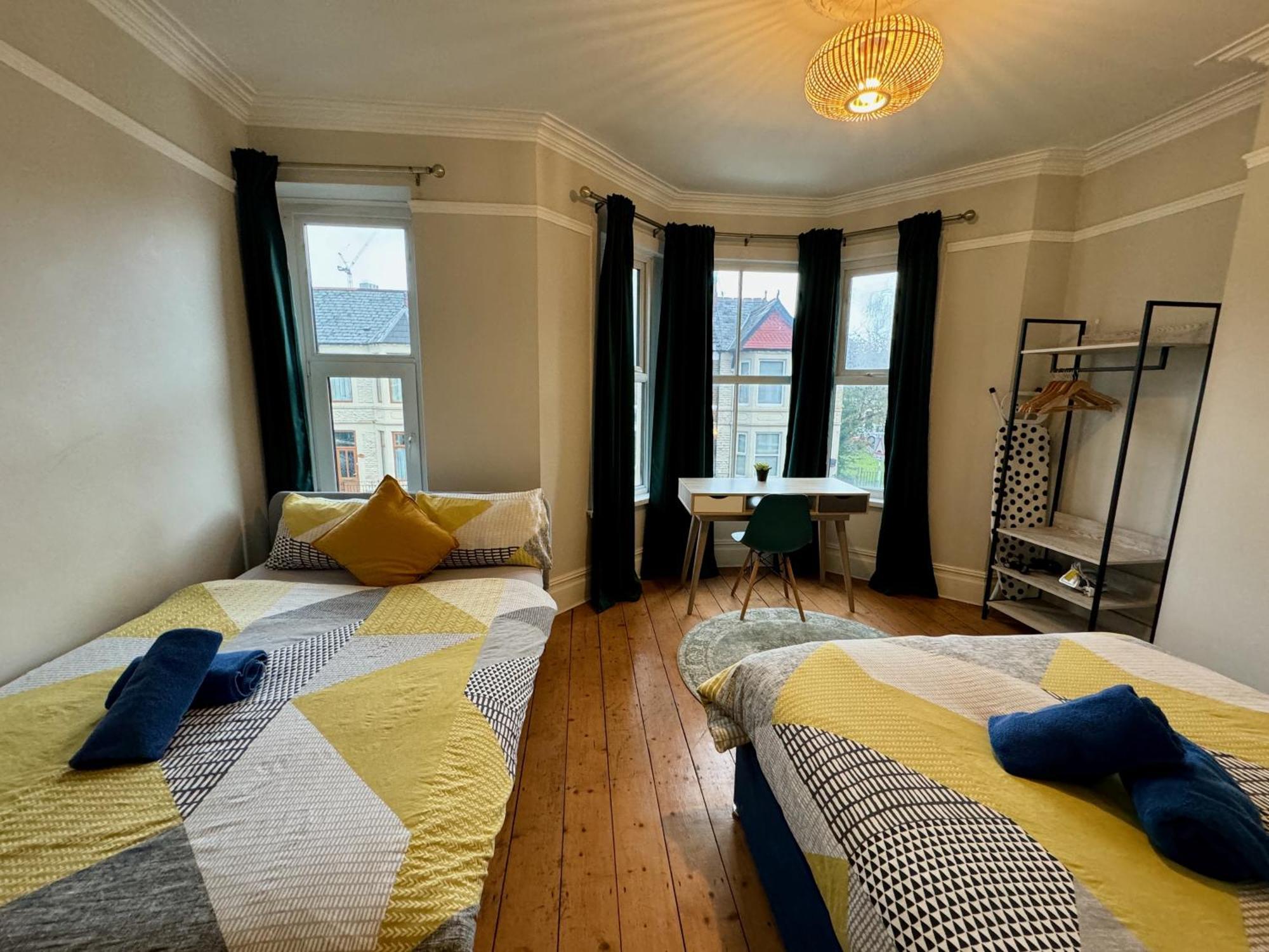 Large Citycentre Townhouse & Hot Tub, Pool Table And Offroad Parking Кардифф Экстерьер фото