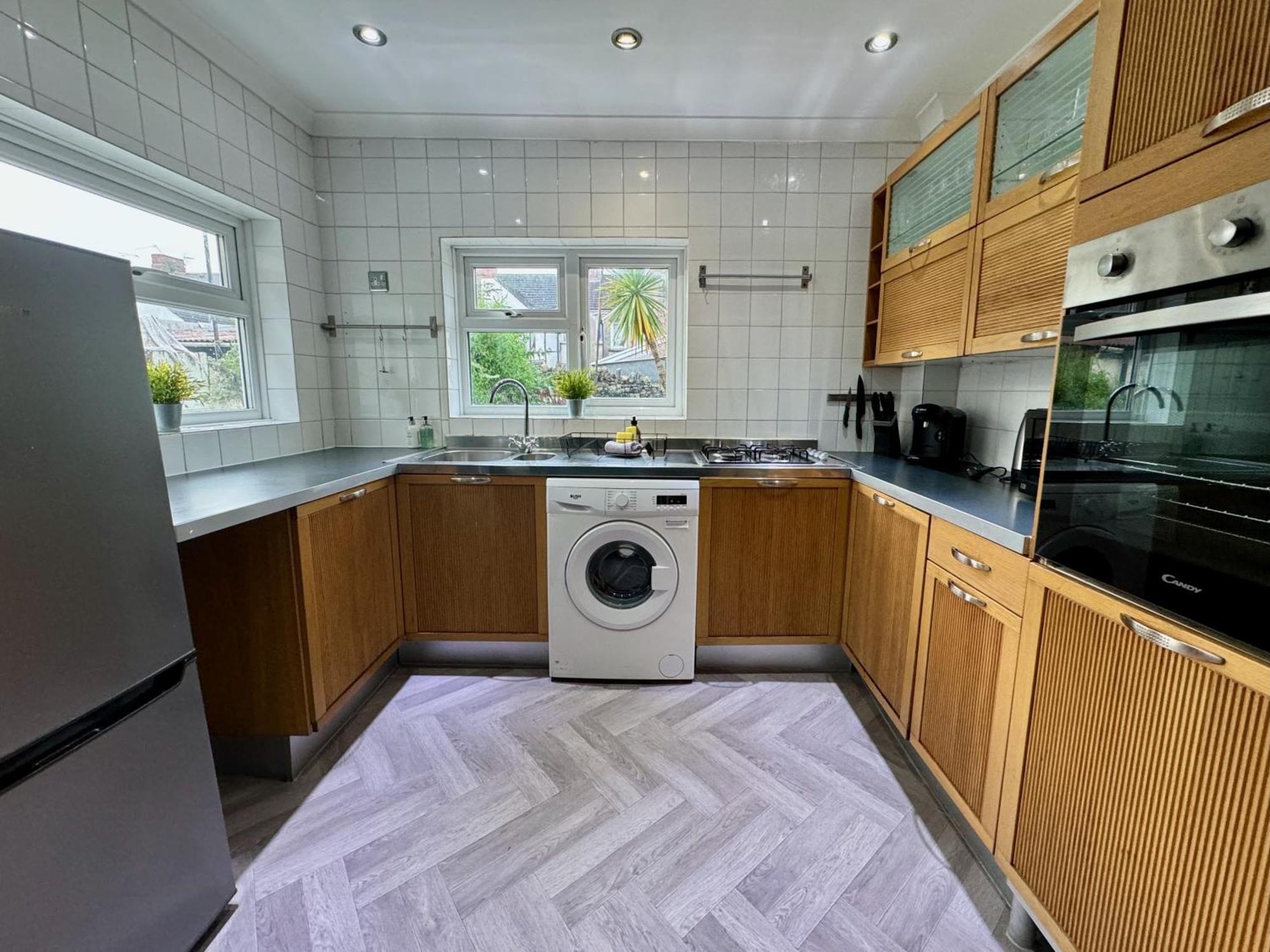 Large Citycentre Townhouse & Hot Tub, Pool Table And Offroad Parking Кардифф Экстерьер фото