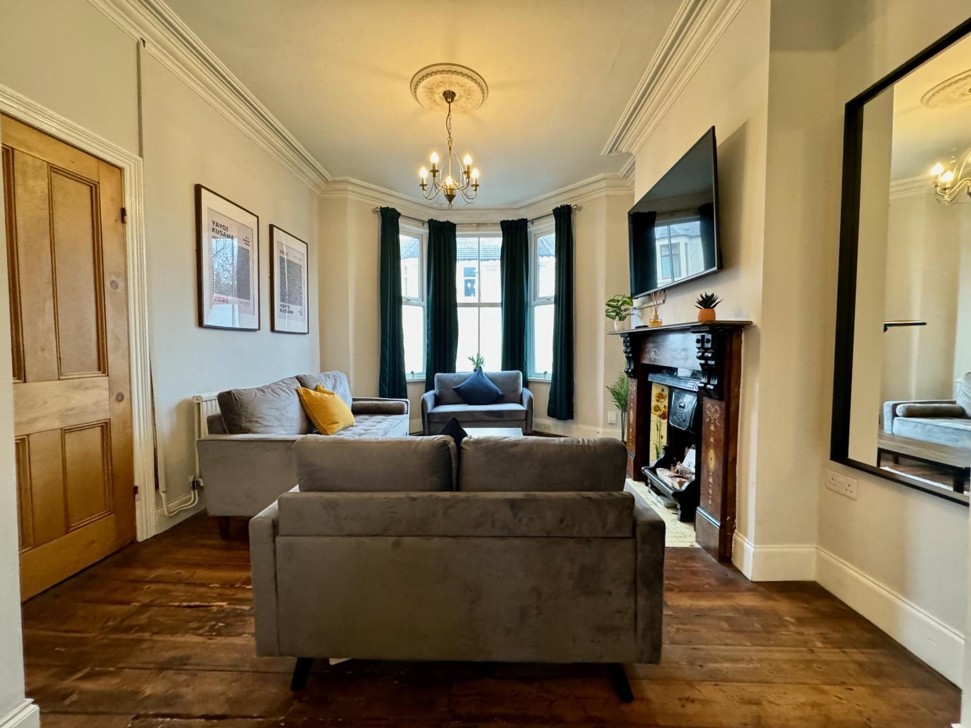 Large Citycentre Townhouse & Hot Tub, Pool Table And Offroad Parking Кардифф Экстерьер фото
